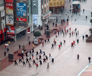 Taichi matinal dans la rue de Nankin piétonnière à Shanghai